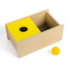 Kistje met geel deksel en gehaakte bal
