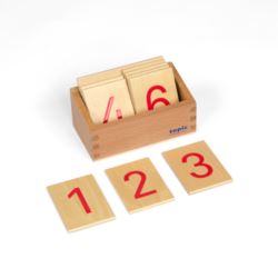 Satz Ziffern auf Holzbrettchen mit Kiste