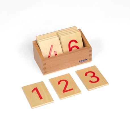Satz Ziffern auf Holzbrettchen mit Kiste