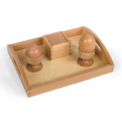 3D - Ei, Kugel und Kubus auf einem Holztablett
